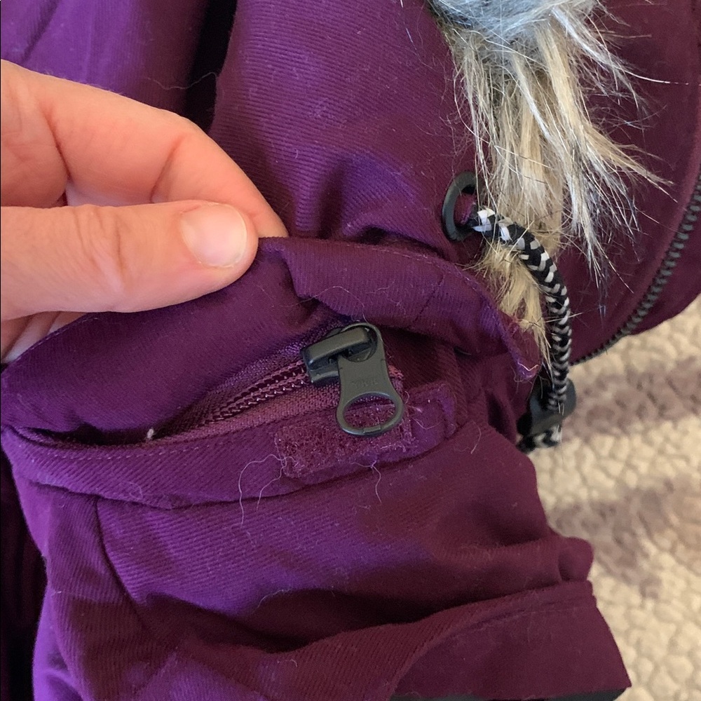 Volcom Maroon Hooded Vest with Faux Fur Trim - Picture 6 of 7